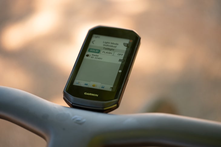 Wahoo trackr radar light displaying a car on a Garmin 1050