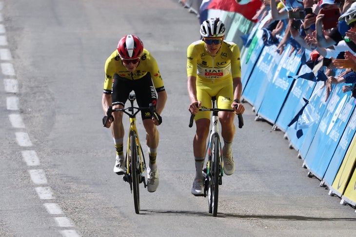 VISMA -Team - Dänischer Fahrer Jonas Vingegaard (L), der Fahrrad- und VAE -Slowener -Fahrer Tadejpogačar mit dem Yellow Jersey Cycle des General Leaders mietet, erreichte die Ziellinie des 8. und Endstadiums der 77. Ausgabe, zwischen der 77. Ausgabe, Juni 2005, Juni 15, Juni 15. (Foto von Anne-Christine Poujoulat/AFP