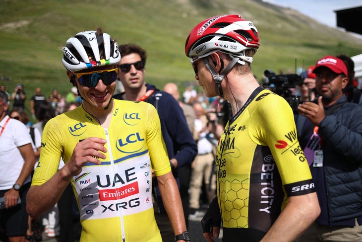 Der slowenische Reiter der Vereinigten Arabischen Emirate, Tadejpogačar (L), trug das gelbe Trikot des Gesamtführers und den dänischen Fahrer Jonas Vingegaard, der das Fahrrad am Ende des 77. 77. 2025 mietete.