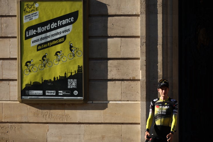 Team Visma - Dänischer Fahrer Jonas Vingegaard vom Mietbike -Team stellte sich einige Tage vor Beginn der 112. Tour de France in Lille, Nordfrankreich, am 3. Juli 2025 in einer offiziellen Teamrede vor.
