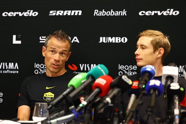 Visma -Miet -Team -Radsportdirektor Grischa Niermann, dänischer Jonas Vingegaard Hansen vom Visma -Team in Paris, Frankreich am 27. Juli. Belga Foto David Pintens (David Pintens / Belga Mag / Belga über AFP -Foto)