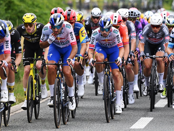 Lille Frankreich -Juli 2005: (LR) Italiens Gianni Moscon und Slowenien von Primoz Roglic und Red Bull -Bora -bora -Hansgrohe in der 112. Frankreich de Frankreich 2025, Phase 1, Phase 1 A 184,9 km Stufe von Lille nach Lille nach Lille / #uciwt / #Juli, 5, Lille / #Juli 5, 5, 5. Belingheri/Getty Images)
