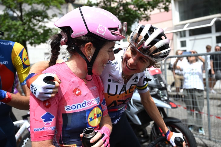 Trento, Italien - 8. Juli 2008: (LR) Anna Henderson aus Großbritannien und Liddle - Trek - Australiens rosa Führer Jersey und Brodie Chapman und Brodie Chapman bei den 36. italienischen Frauen 2025 Frauen 2025, Phase 3 Phase 3 Phase 3, von Vezza d'Glio to Trento 1174m / #uciwt / teuciwt / teuciwt / teuciwt / ##uciwt / #uciwt / ##uciwt / #ciwt. Trom im Juli 08.025 Inty Inty in Trol Intery Inty Ins In Trenty Inty Ins im Juli 08. Juli 2025 (Foto von Luc Claessen/Getty Images)