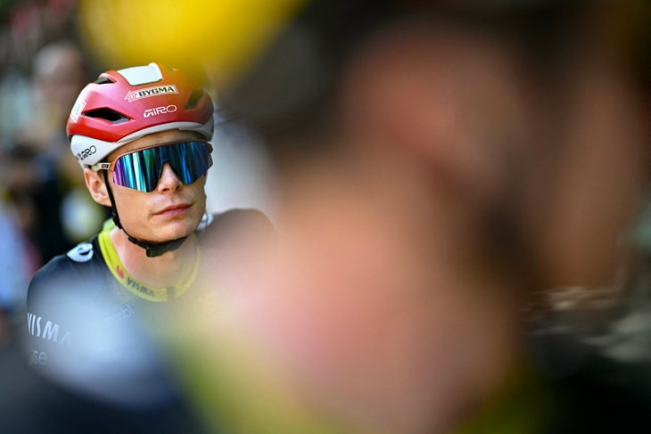 Team Visma - Dänischer Fahrer Jonas Vingegaard, der das Radsportteam mietet, wartet auf die 9. Stufe der 112. Stufe, die 112. Tour de France, die 112. Tour de France, 174,1 km zwischen dem Zentrum Frankreichs und Chateauroux in Zentralfrankreich, am 13. Juli 2025.