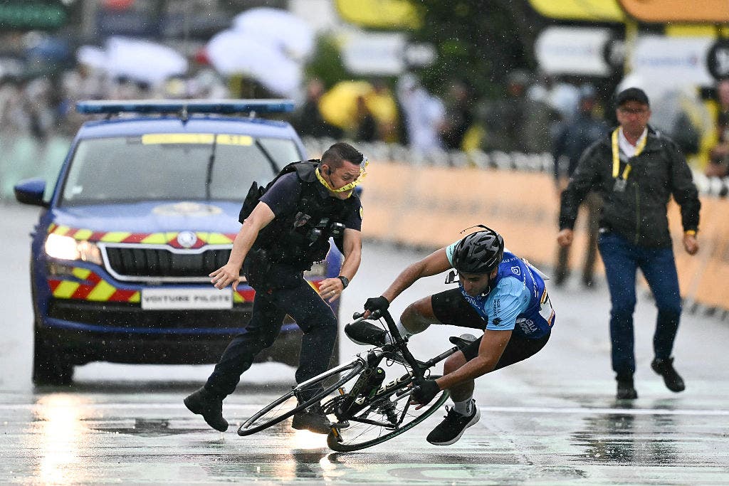 Man rides bike across Tour de France finish line, gets tackled - Velo