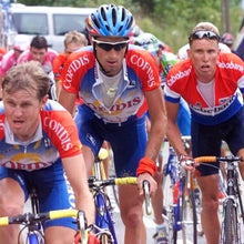 Bobby Julich (center) in action during the 1998 Tour de France (Photo: Patrick Kovarkik / AFP)