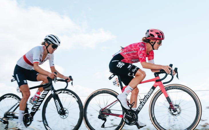 Cédrine Kebaol e Kasia Niewiadoma Raccano verso la parte superiore della Madeleine (Foto: Gruber Images)