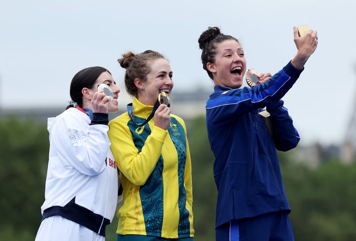 Parigi, Francia - 27 luglio: la medaglia d'oro Grace Brown del Team Australia (C), la medaglia d'argento Anna Henderson della squadra Gran Bretagna (L) e la medaglia di bronzo Chloe Dygert della squadra degli Stati Uniti (R) si fa un selfie sul podio durante la prova a tempo individuale del giorno dell'Olympic Games 2024 a Pont Alexandre a luglio, 2024, FRANCE. (Foto di Tim de Waele/Getty Images)