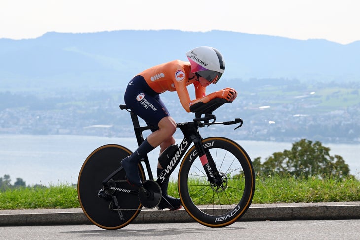 Zurigo, Svizzera - 22 settembre: Demi Vollering of Team I Paesi Bassi Sprint durante la 97a UCI Cycling World Championships 2024 - Trial a tempo individuale d'élite femminile una corsa di 29,9 km da un giorno da Gossau a Zürich il 22 settembre 2024 a Zurich, Switzerland. (Foto di Dario Belingheri/Getty Images)