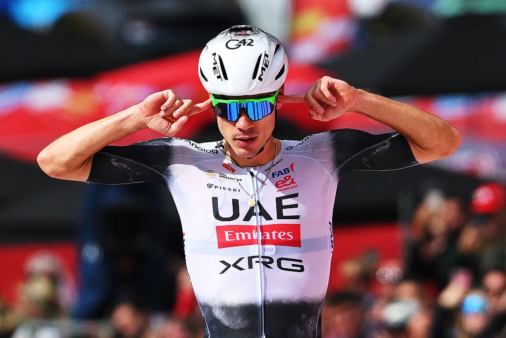 Ayuso sbatte la gestione del team degli Emirati Arabi Uniti dopo la risoluzione del contratto Ayuso sbatte la gestione del team degli Emirati Arabi Uniti dopo la risoluzione del contratto