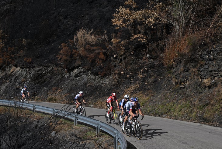 Jai Hindley of Australia and Team Red Bull - BORA - hansgrohe, Thomas Pidcock of Great Britain and Team Q36.5 Pro Cycling, Matthew Riccitello of The United States and Team Israel - Premier Tech, Jonas Vingegaard of Denmark and Team Visma | Lease a Bike - Red Leader Jersey and Joao Almeida of Portugal and UAE Team Emirates - XRG and Giulio Pellizzari of Italy and Team Red Bull - BORA - hansgrohe - White Best Young Rider Jersey compete in the breakaway during the La Vuelta - 80th Tour of Spain 2025, Stage 17 a 143.2km stage from O Barco de Valdeorras to Alto de El Morredero 1755m / #UCIWT / on September 10, 2025 in Alto de El Morredero, Spain. (Photo by Dario Belingheri/Getty Images)