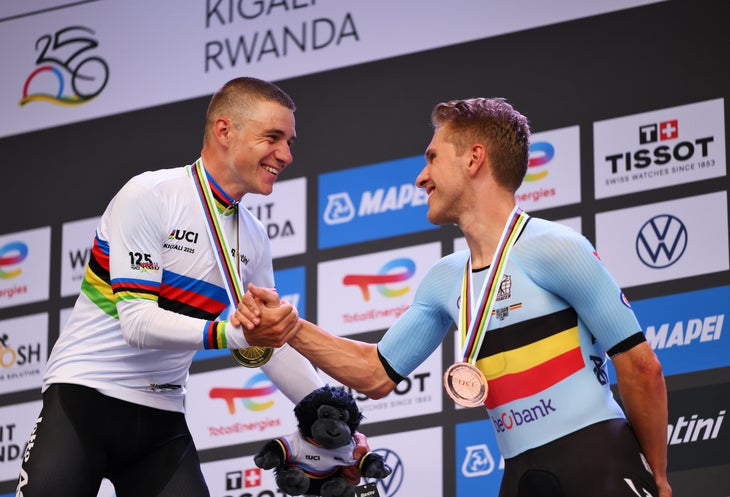 La medaglia d'oro Remco Evenpoel e la medaglia di bronzo Ilan van Wilder (entrambi Team Belgium) sul podio durante la cerimonia della medaglia dopo la cronometro individuale di uomini d'élite ai Campionati World Road UCI, 21 settembre 2025 a Kigali, in Rwanda. (Foto: David Ramos/Getty Images)