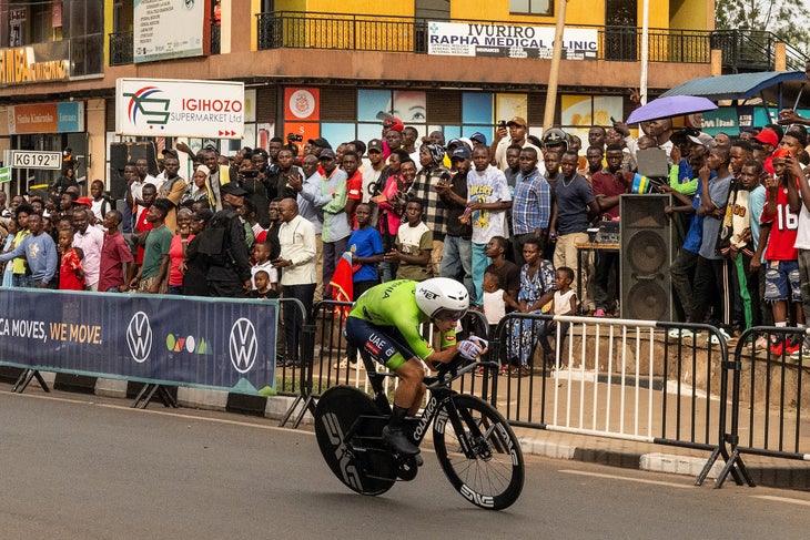 Kigali, Ruanda - 21 settembre: Tadej Pogacar della Team Slovenia compete durante il 98 ° Campionato mondiale di ciclismo UCI Kigali 2025 - Men cronometro individuale e élite una corsa a 40,6 km da Kigali a Kigali il 21 settembre 2025 a Kigali, Rwanda. (Foto di David Ramos/Getty Images)
