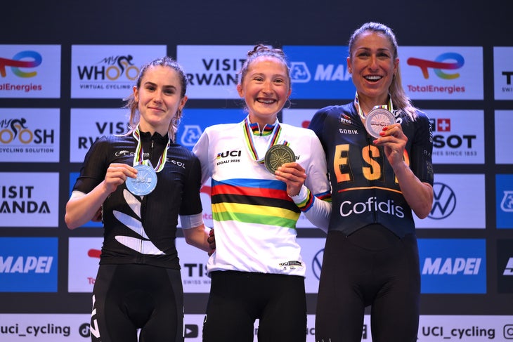 (LR) Silver medalist Niamh Fisher-Black and Team New Zealand, gold medalist Magdeleine Vallieres and Team Canada and bronze medalist Mavi Garcia and Team Spain pose on the podium during the medal ceremony after the 98th UCI Cycling World Championships Kigali 2025 - Women Elite Road Race a 164.6km race from Kigali to Kigali on September 27, 2025 a Kigali, Ruanda. (Foto di David Ramos/Getty Images)