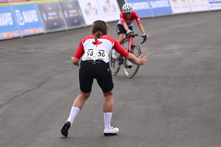 La medaglia d'oro Magdeleine Vallies e il Team Canada e il suo compagno di squadra Alison Jackson reagiscono dopo il 98 ° campionato mondiale di ciclismo UCI Kigali 2025 - Women Elite Road Race una gara di 164,6 km da Kigali a Kigali il 27 settembre 2025 a Kigali, Rwanda. (Foto: Dario Belingheri/Getty Images)