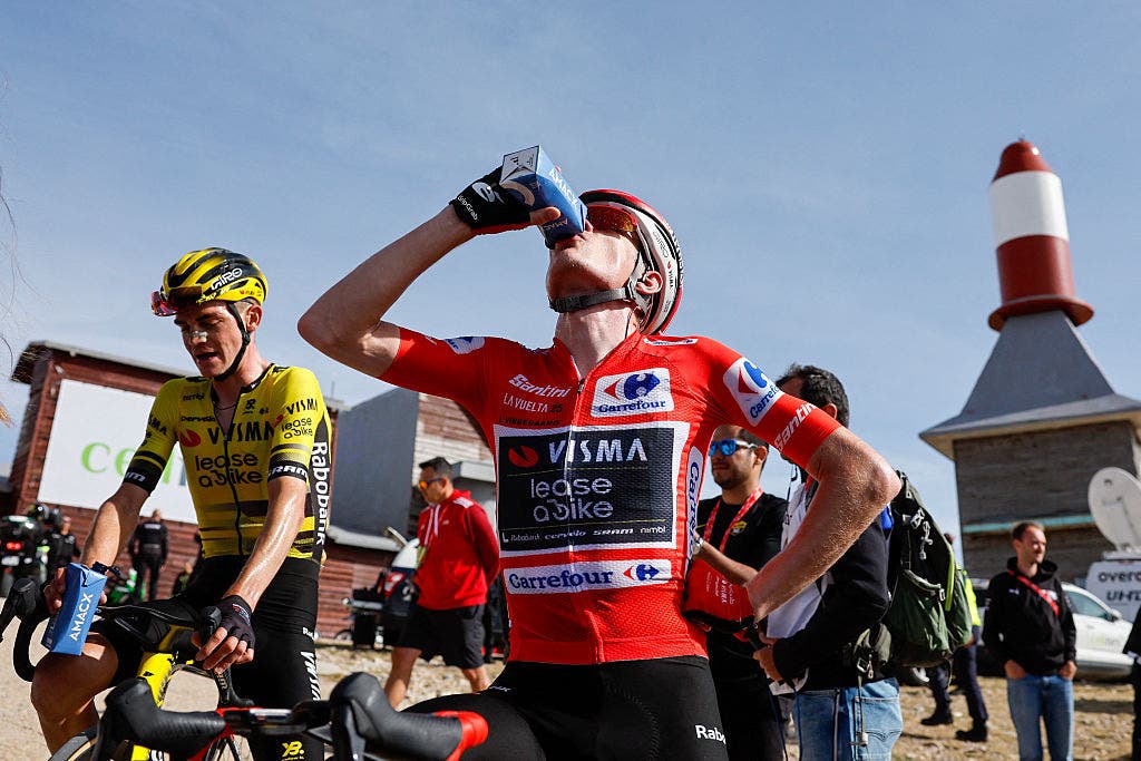 Queste bottiglie blu di succo di ciliegia prodotte da Amacx erano presenti in tutta la Vuelta e al Tour de France quest'estate.