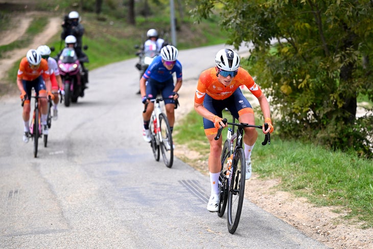 Demi di Vollering dei Paesi Bassi Attacchi nei Paesi Bassi nella fuga durante il 31 ° UEC Road Cycling European Championships 2025-La corsa delle donne in Elite Road con una corsa di 116,1 km da gare di Guilherand-Grange a Guilherand-Granges il 04 ottobre 2025 a Guilherand-Granges, in Francia. (Foto: Billy Ceusters/Getty Images)