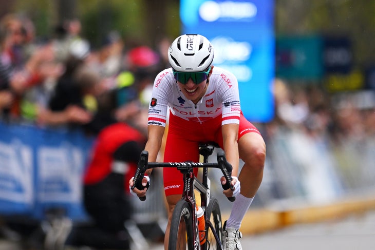 La medaglia d'argento Kasia Niewiadoma della squadra Polonia taglia il traguardo durante la 31a UEC Road Cycling European Championships 2025-Gare di strada d'élite femminile con una corsa di 116,1 km da una gara da Guilherand-Grange a Guilherand-Guilherand-Ingranges il 04 ottobre 2025 a Guilherand-Granges, France. (Foto di Billy Ceusters/Getty Images)