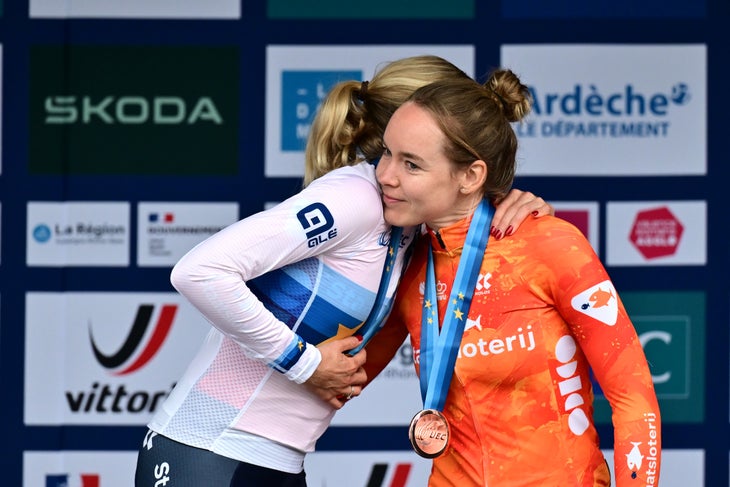 La medaglia d'oro Demi Vollering della squadra Paesi Bassi e la medaglia di bronzo Anna van der Breggen della squadra olandese si posa sul podio durante la cerimonia della medaglia dopo il 31 ° UEC Cycling European Championships 2025-2025 femminili-una gara di strade d'élite femminile a 116,1 km di gara da guilcerandie per il guilcerand per il gruppo di grigiorandie al Guilderand-Guilberangs a Guilcerand-Gruges a ottobre 04, 2025 Guilherand-Grange, Francia. (Foto: Billy Ceusters/Getty Images)