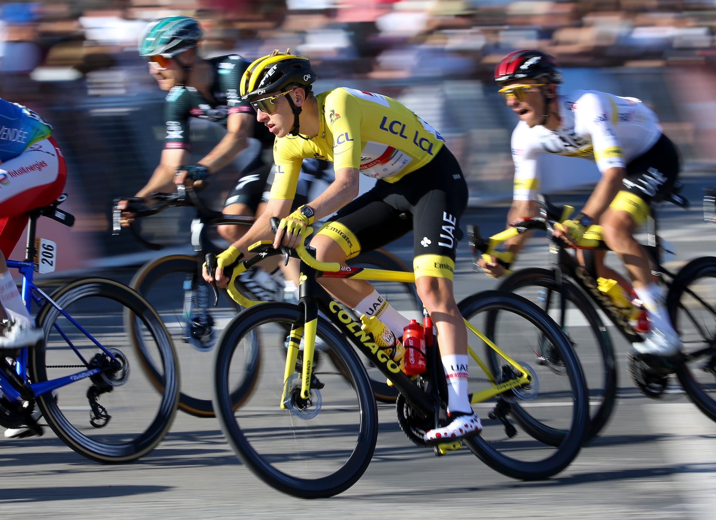Tadej Pogacar, leader della corsa slovena e UAE Team Emirates, durante la fase finale 21 del 108° Tour de France 2021, una tappa pianeggiante di 108,4 km da Chatou agli Champs-Elysees di Parigi / @LeTour / #TDF2021 / il 18 luglio 2021 a Parigi, Francia. (Foto: Jean Catuffe/Getty Images)