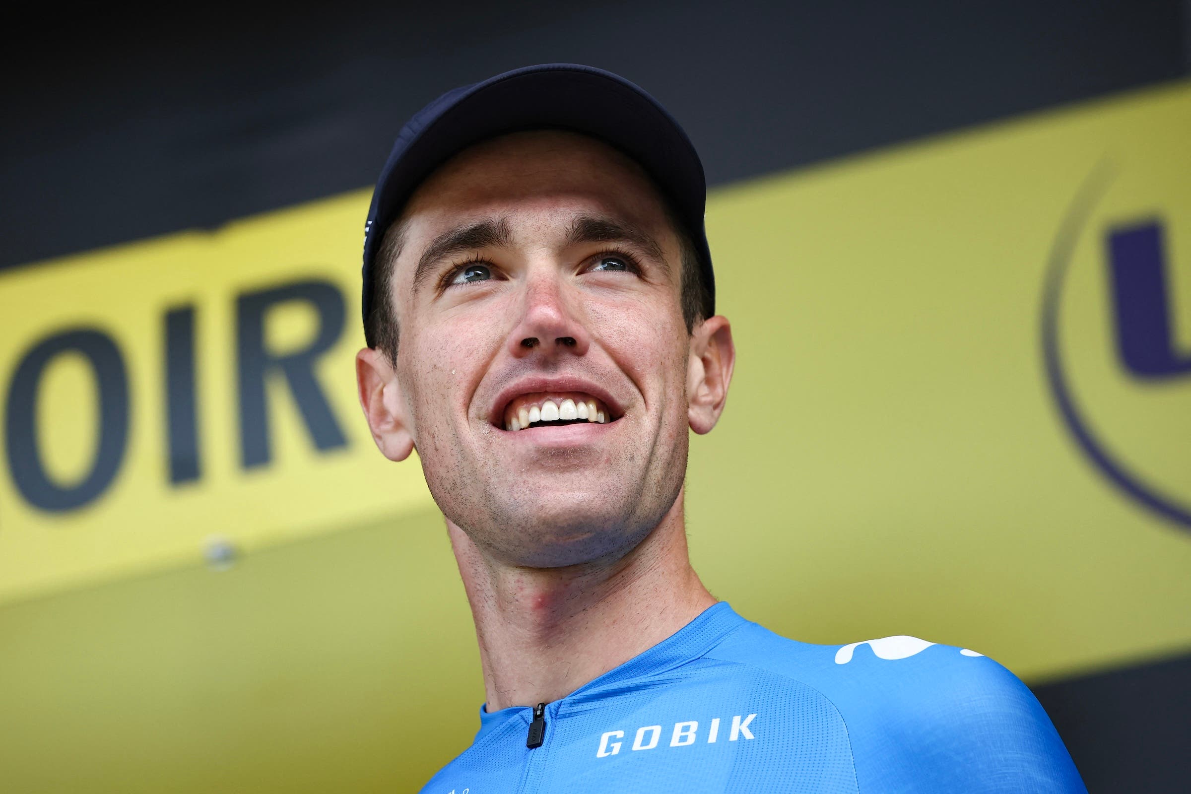 Il corridore basco del Movistar Team Oier Lazkano festeggia sul podio con il premio del corridore più combattivo dopo la 4a tappa della 111a edizione della corsa ciclistica Tour de France, 140 km tra Pinerolo in Italia e Valloire in Francia, il 2 luglio 2024. (Foto di Anne-Christine POUJOULAT / AFP)