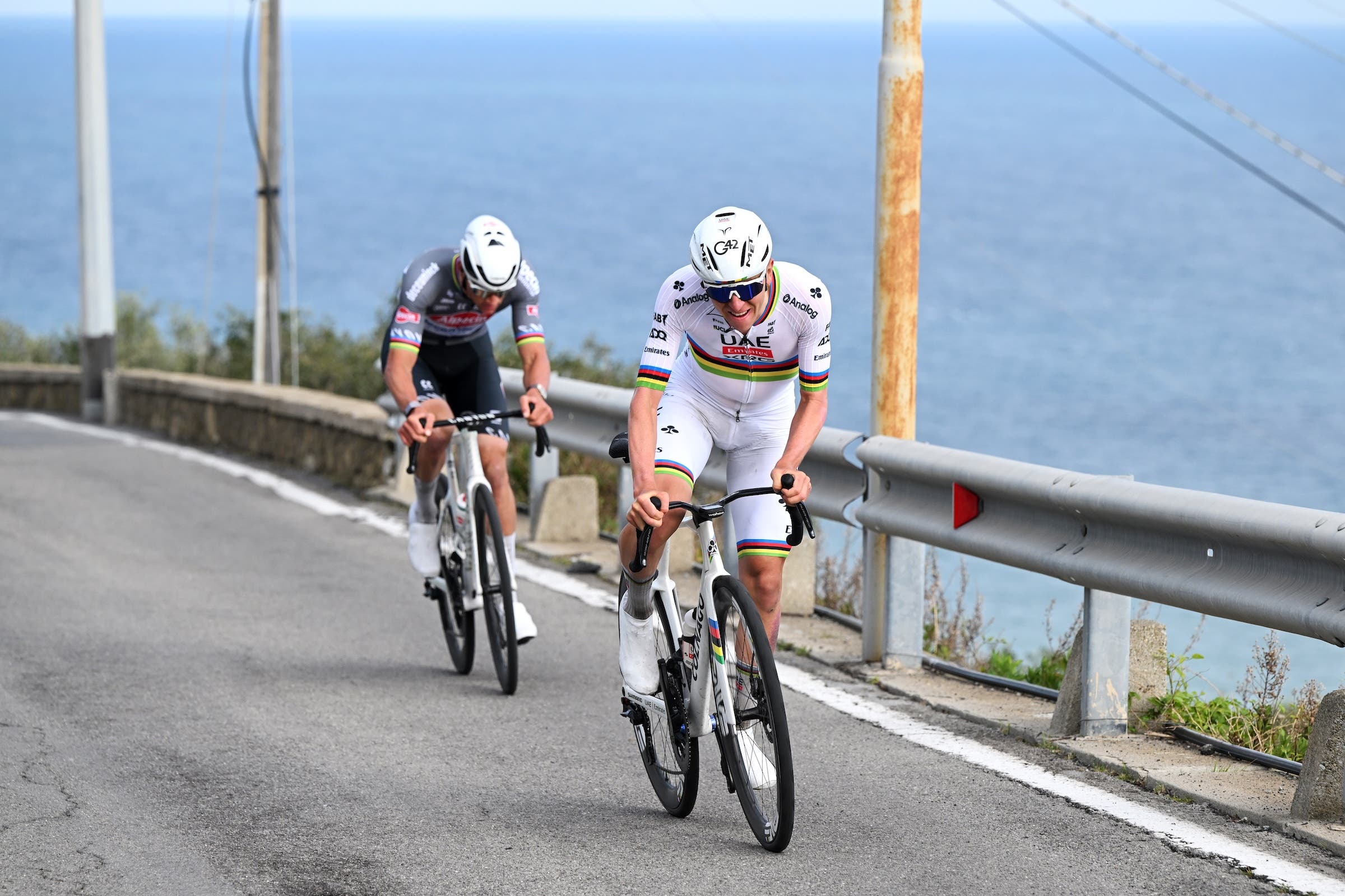 Mathieu Van Der Poel dei Paesi Bassi e il Team Alpecin – Deceuninck e Tadej Pogacar della Slovenia e il Team UAE Team Emirates gareggiano in fuga durante la 116a Milano-Sanremo 2025, una corsa di un giorno di 289 km da Pavia a Sanremo / #UCIWT / il 22 marzo 2025 a Sanremo, Italia. (Foto: Dario Belingheri/Getty Images)