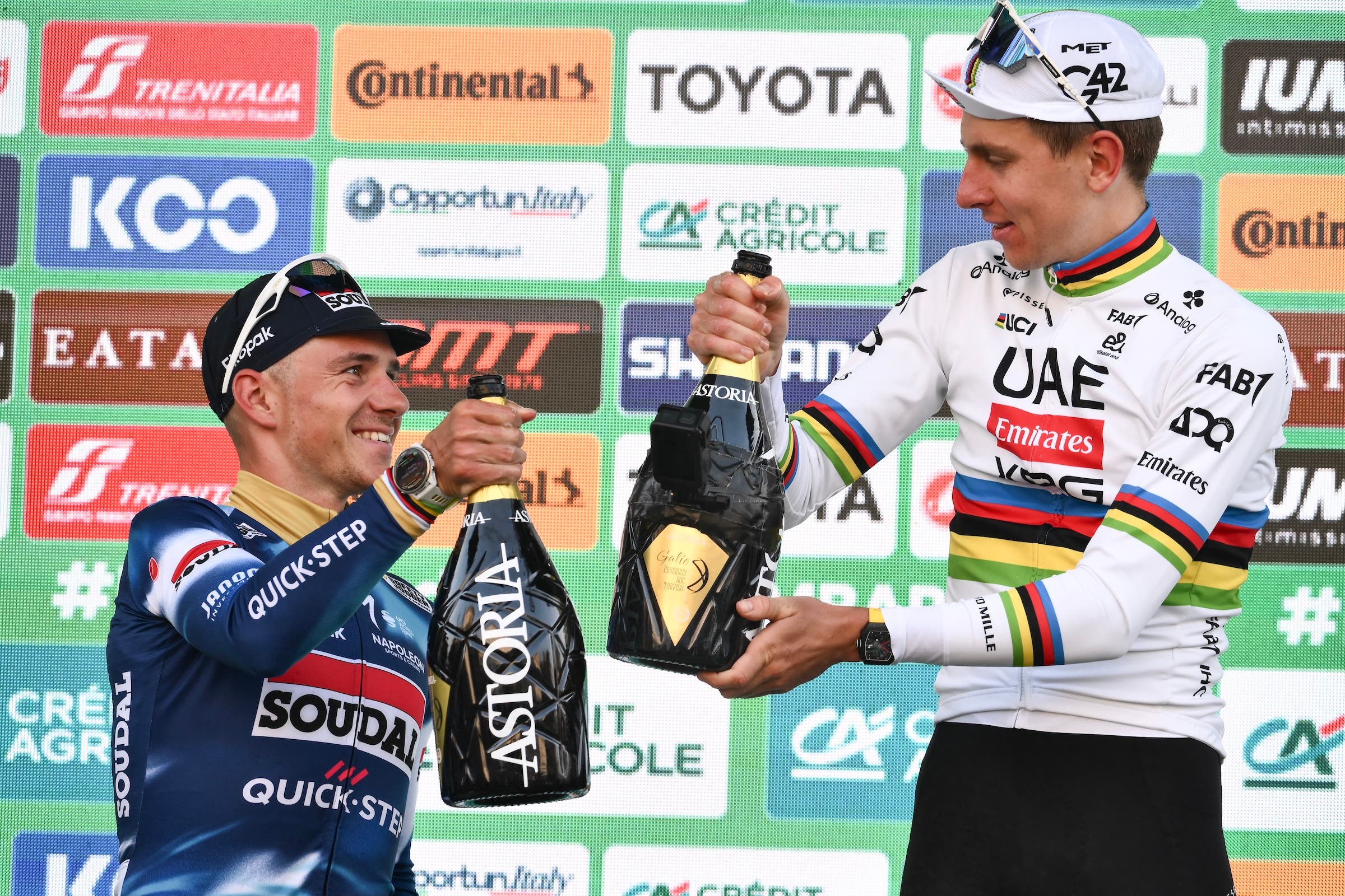 Il corridore sloveno dell'UAE Team Emirates Tadej Pogacar celebra la sua vittoria sul podio insieme al corridore belga Remco Evenepoel (L), secondo classificato, di Soudal Quick-Step, dopo la 119a edizione del Giro di Lombardia, una corsa ciclistica di 238 km da Como a Bergamo, l'11 ottobre 2025. (Foto di Marco BERTORELLO / AFP)