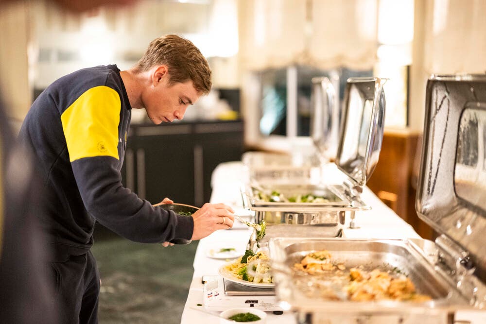 تغذیه در مسیر مسابقه و «بارگذاری کارب» هر دو جزئی از معادلهٔ کالری ۲۴/۷ هستند.