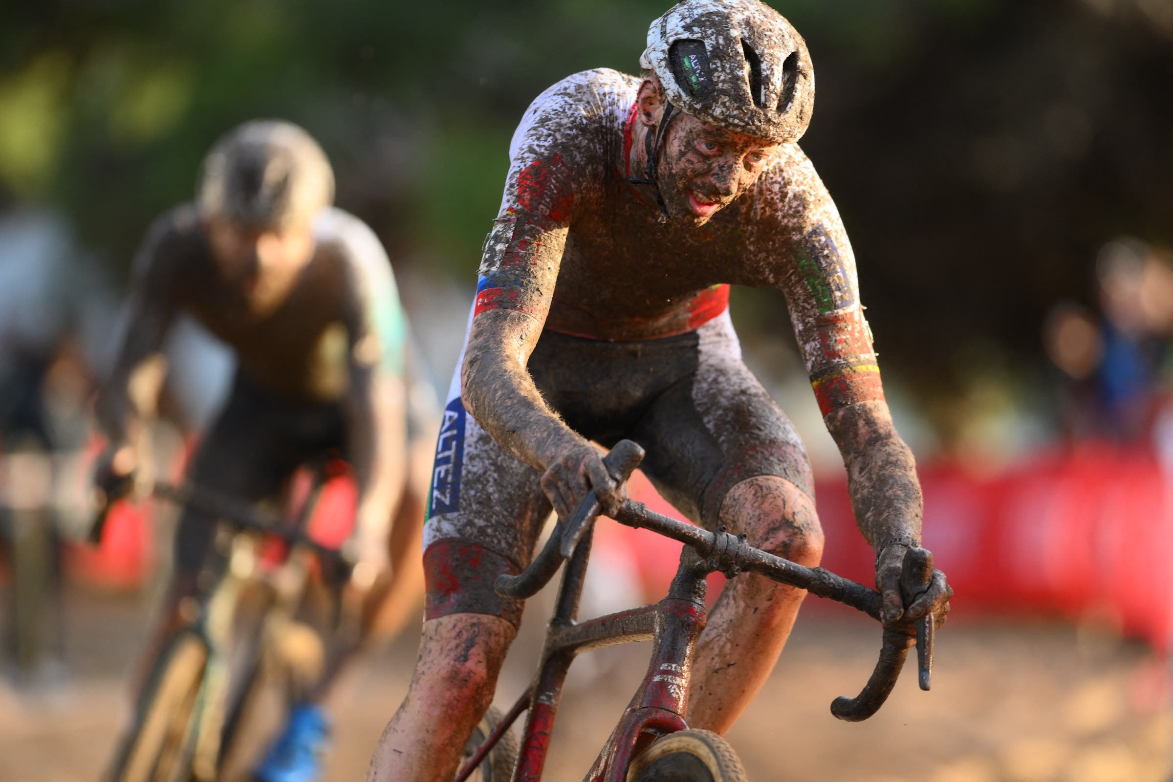 Il belga Michael Vanthourenhout nella foto in azione durante la gara d'élite maschile della Coppa del mondo di ciclocross, a Terralba, Sardegna, Italia, domenica 7 dicembre 2025, (Foto: David Pintens / Belga Mag via AFP)