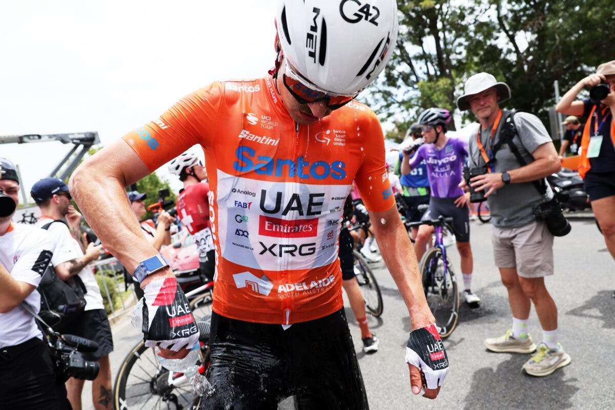 La maglia Orange Santos Leader, Jay Vine dell'Australia e UAE Team Emirates si raffreddano dopo aver tagliato il traguardo del 26° Santos Tour Down Under 2026, tappa 4, una tappa di 130,8 km da Brighton a Willunga / #UCIWT / il 24 gennaio 2026 a Willunga, Australia. (Foto: Con Chronis/Getty Images)
