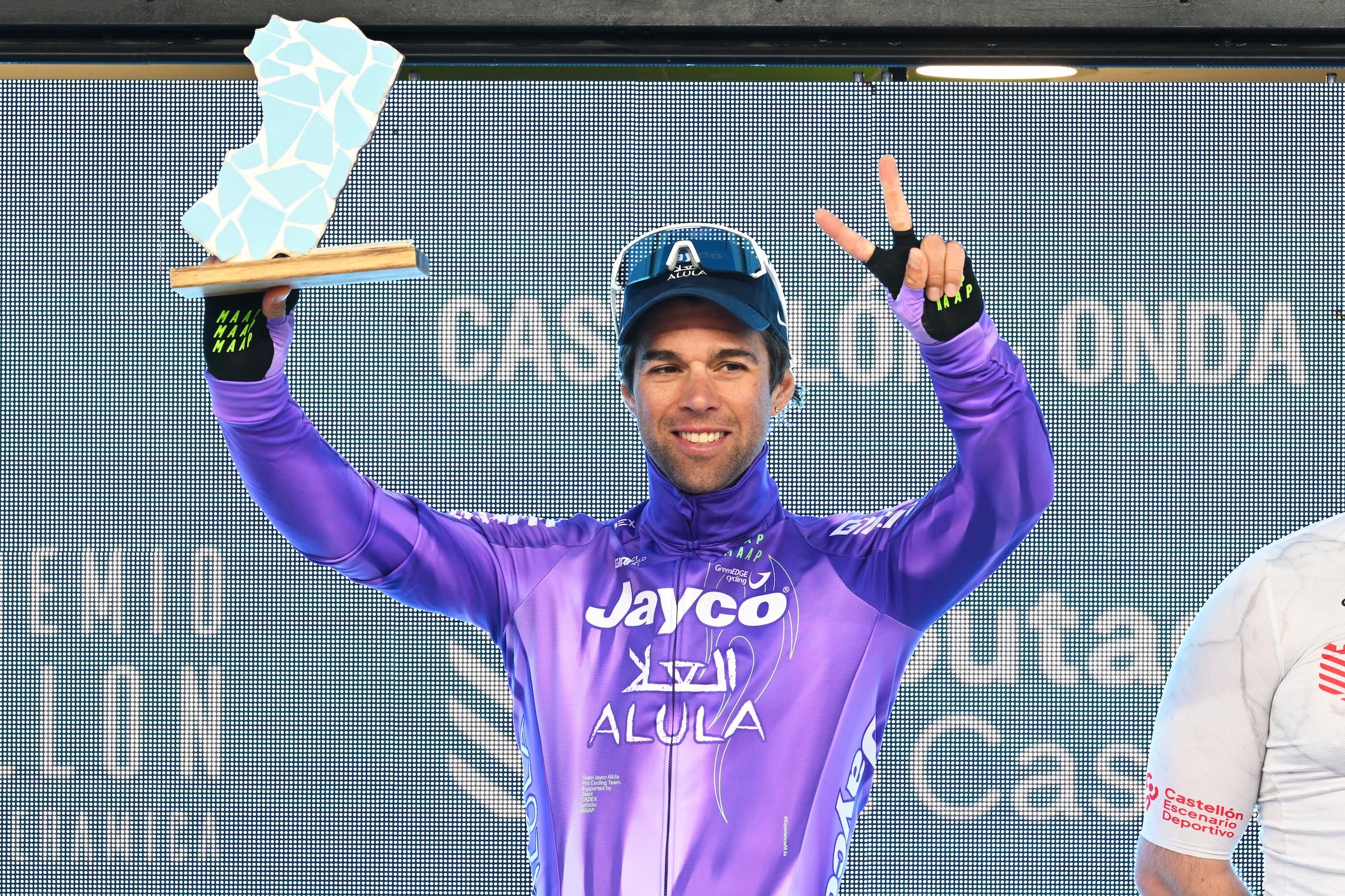Michael Matthews dell'Australia e del Team Jayco AlUla festeggiano sul podio come vincitore della gara durante la 3a Ruta de la Ceramica - Gran Premio Castellon 2026, una corsa di un giorno di 171.7 km da Castellon a Onda il 24 gennaio 2026 a Onda, Spagna. (Foto: Antonio Baixauli/Getty Images)