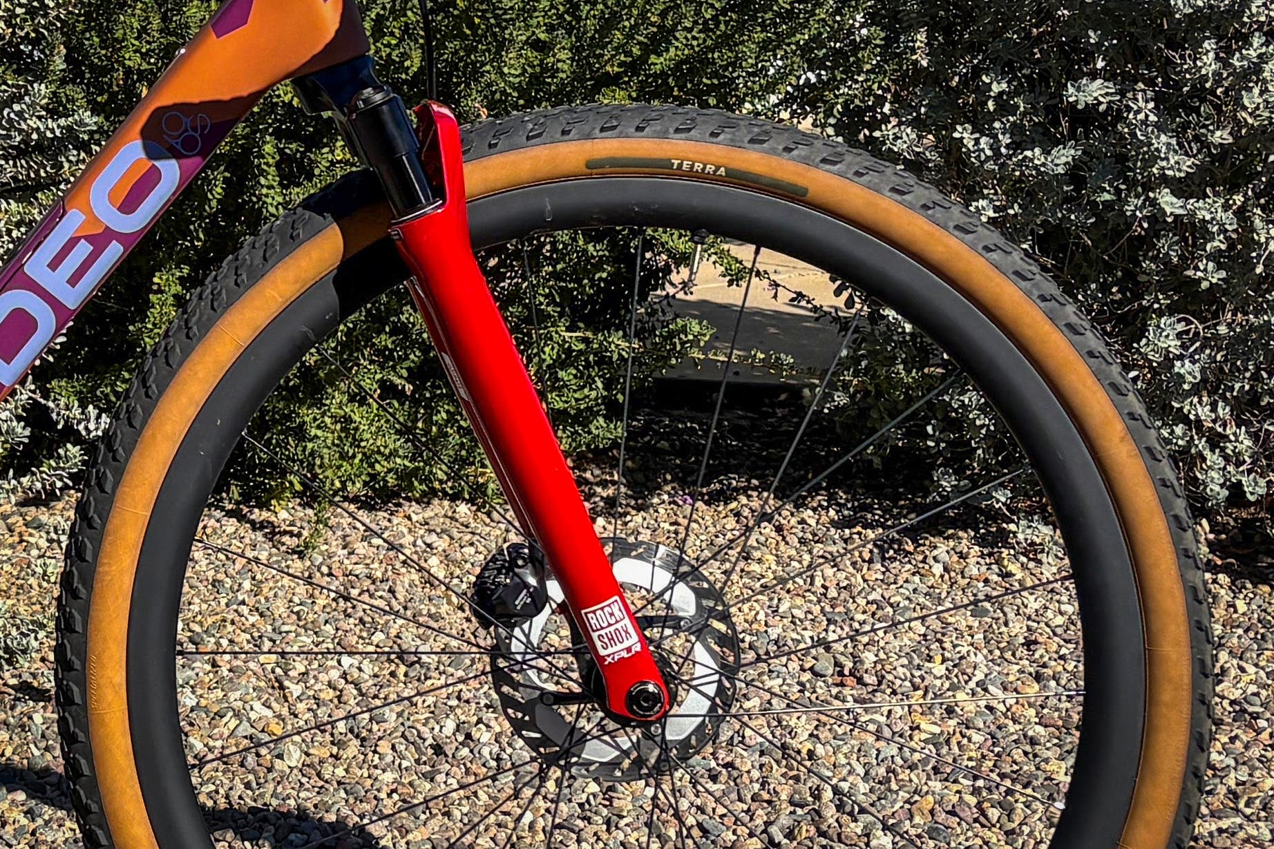 best gravel bike backpack Gravel-Pack ENDURANCE Fahrradhelm 'Bruni' in Semi-Hollow Mounting Options (hardware included):3-Bike