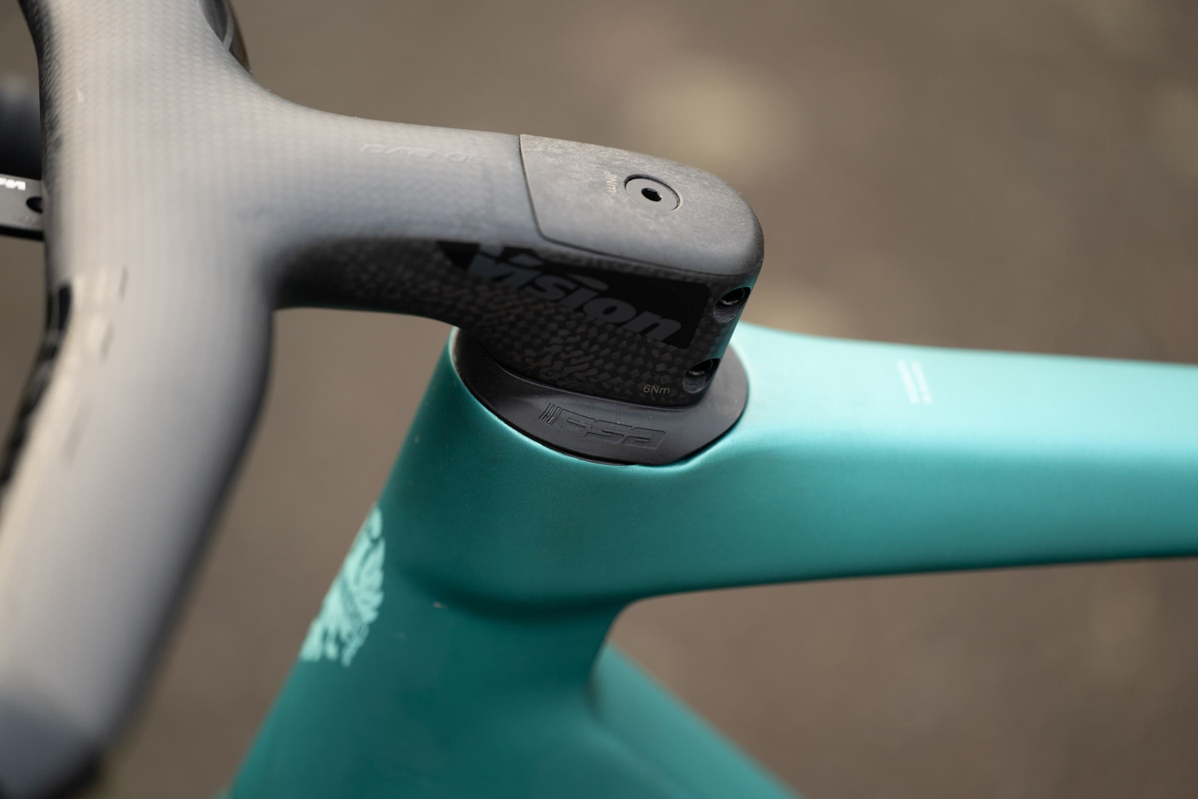 Vision Metron 5D ACR handlebar with FSA top cap