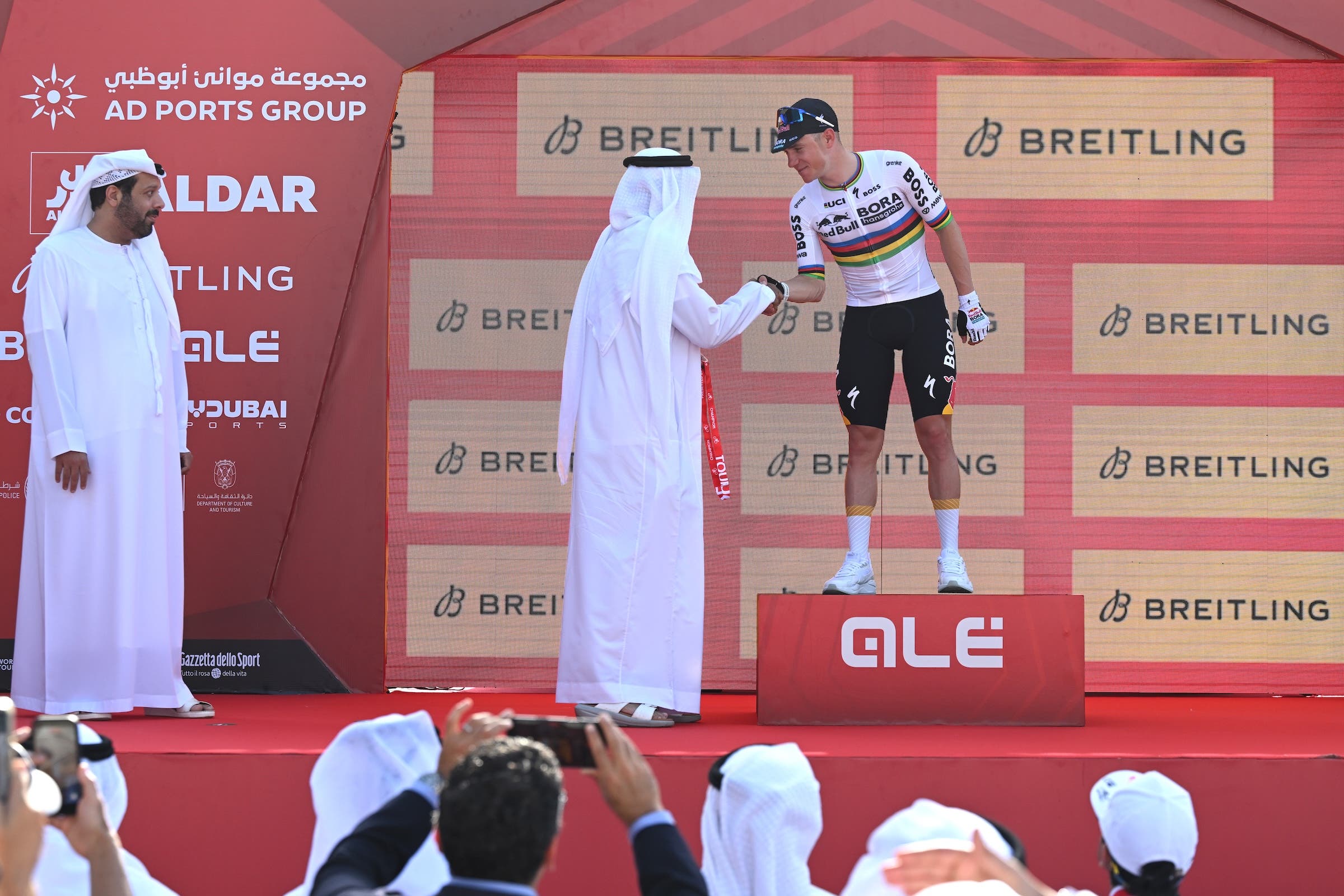 Remco Evenepoel (Team Red Bull-Bora-hansgrohe) festeggia dopo la seconda tappa dell'UAE Tour 2026 (Foto: Tim de Waele/Getty Images) 