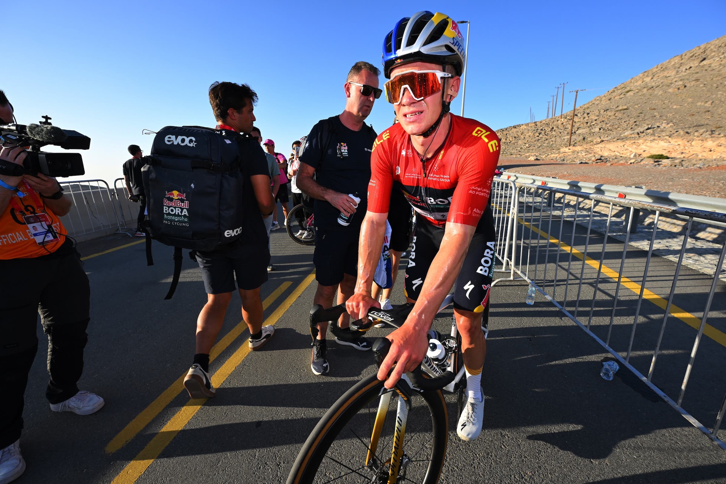 Remco Evenepoel (Team Red Bull-Bora-hansgrohe) sembrava prosciugato dopo una dura tappa 3 dell'UAE Tour il 18 febbraio 2026 (Foto: Tim de Waele / Getty Images)