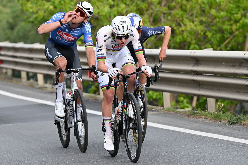Pidcock pulls a gel and MVDP slurps ... something ... in the final of Milan-San Remo.