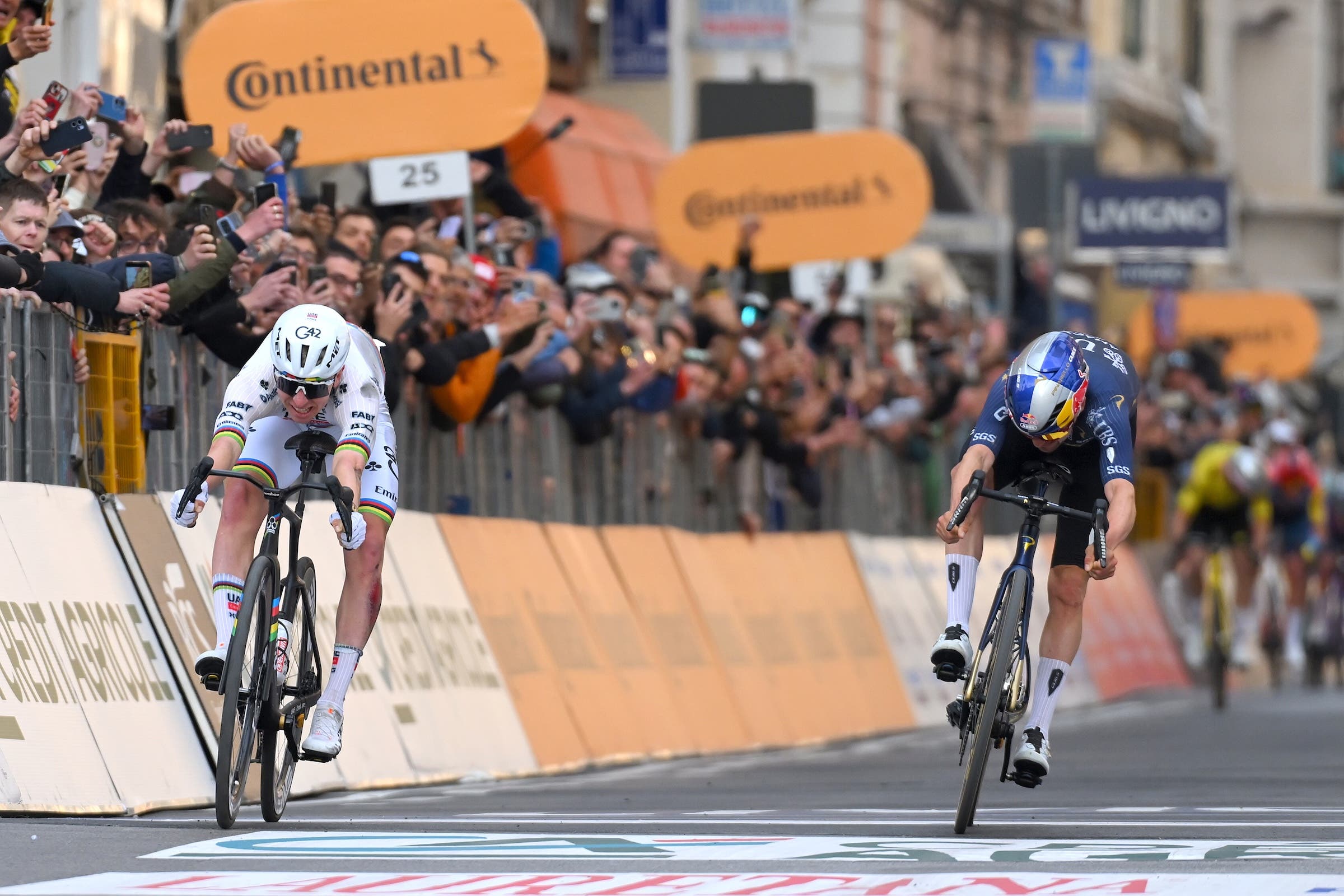 The margin of victory between Tadej Pogacar (UAE Emirates - XRG) and Tom Pidcock (Pinarello-Q36.5 Pro Cycling) was very narrow (Photo: Tim de Waele/Getty Images)