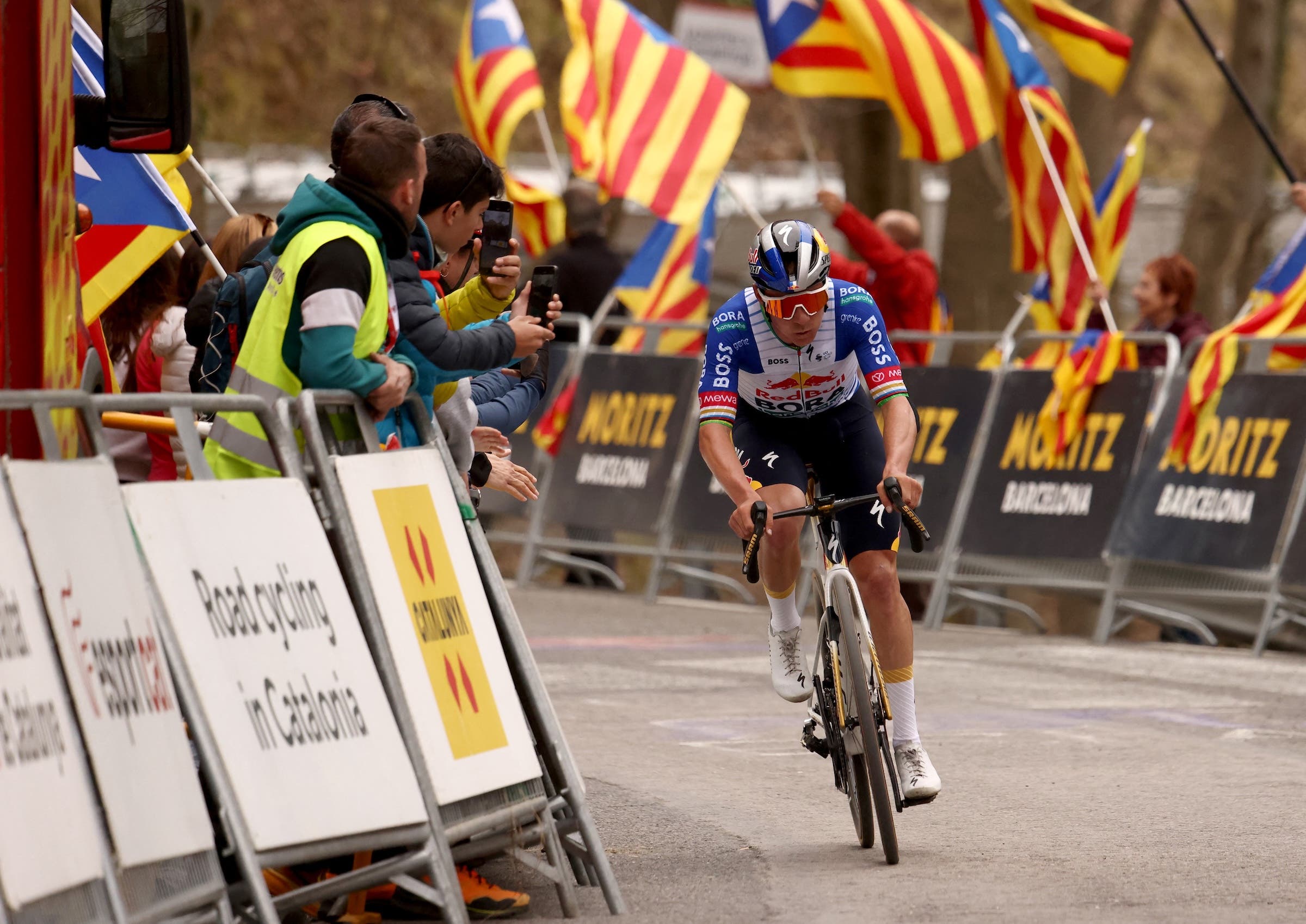 Remco Evenepoel reaches the finish of stage 6 of the 2026 'Volta a Catalunya' (Photo: Josep Lago / AFP)