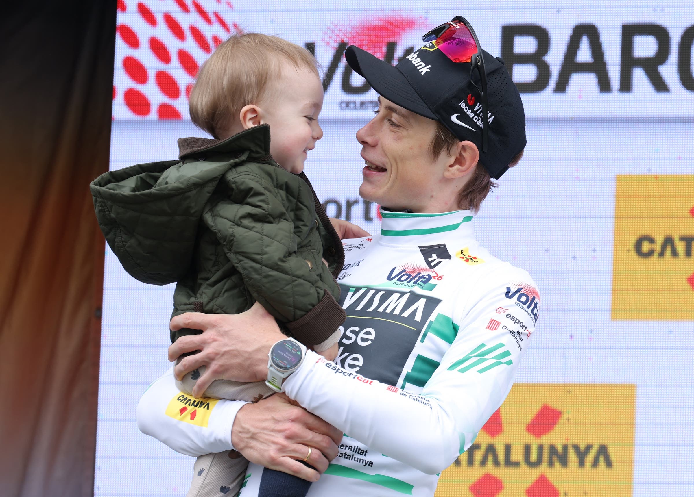 Jonas Vingegaard on the podium with his child following the end of the Volta a Catalunya (Photo: Josep Lago / AFP)
