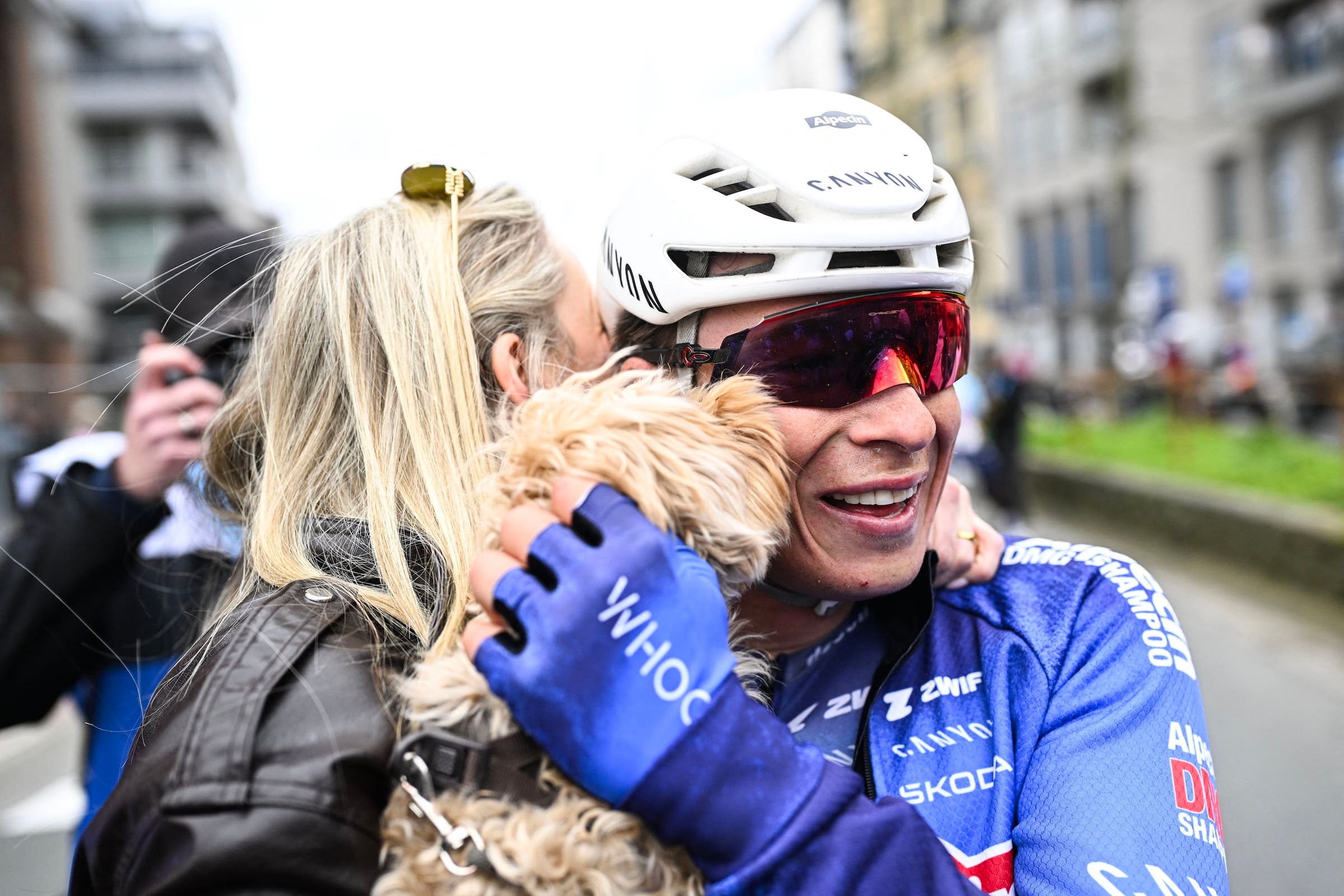 Jasper Philipsen celebrates with his partner Melanie Peetermans and their dog after winning Middelkerke-Wevelgem - In Flanders Fields' (Photo: Jasper Jacobs / Belga / AFP)