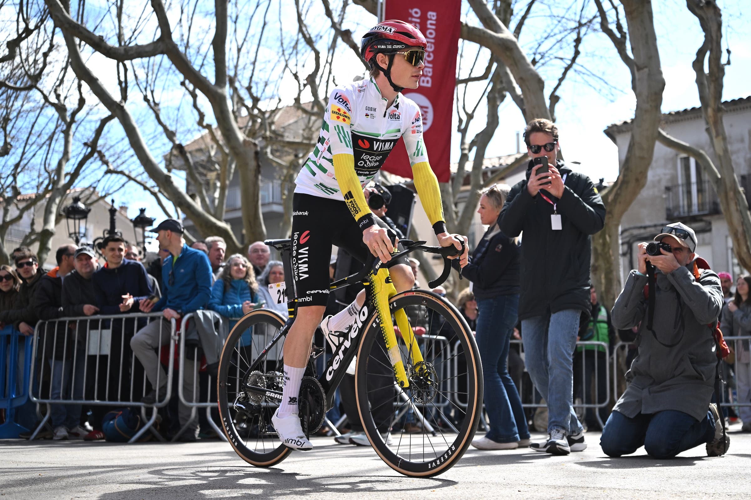 Jonas Vingegaard in the race leader's jersey at the Volta a Catalunya (Photo: Szymon Gruchalski/Getty Images)