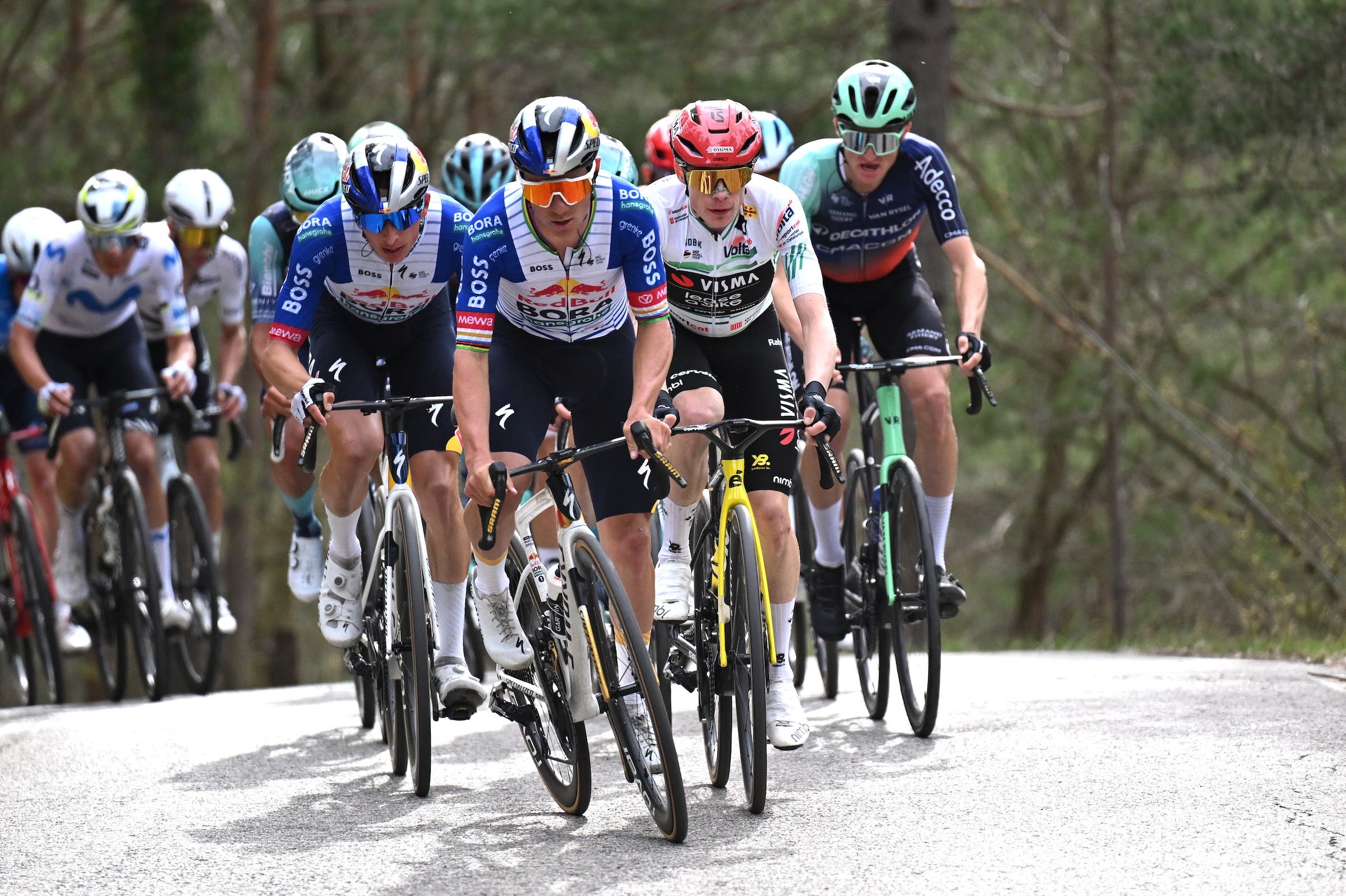 (L-R) Florian Lipowitz and Remco Evenepoel of Red Bull-Bora-Hansgrohe with Jonas Vingegaard (Visma-Lease a Bike) at the Volta a Catalunya (Photo: Szymon Gruchalski/Getty Images)