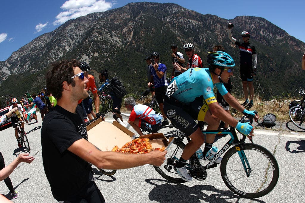 Veri alimenti o gel energetici? Sappiamo cosa sceglieremmo se fosse pizza o cibo sportivo.