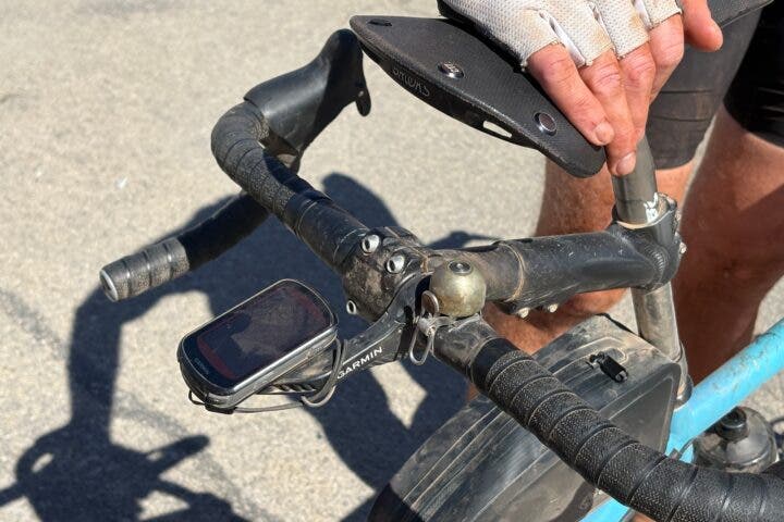 The handlebars for the rider in the rear followed a similar path with Duffy needing a very long stem. Nevertheless, they managed to make the setup look pretty clean, regardless. 