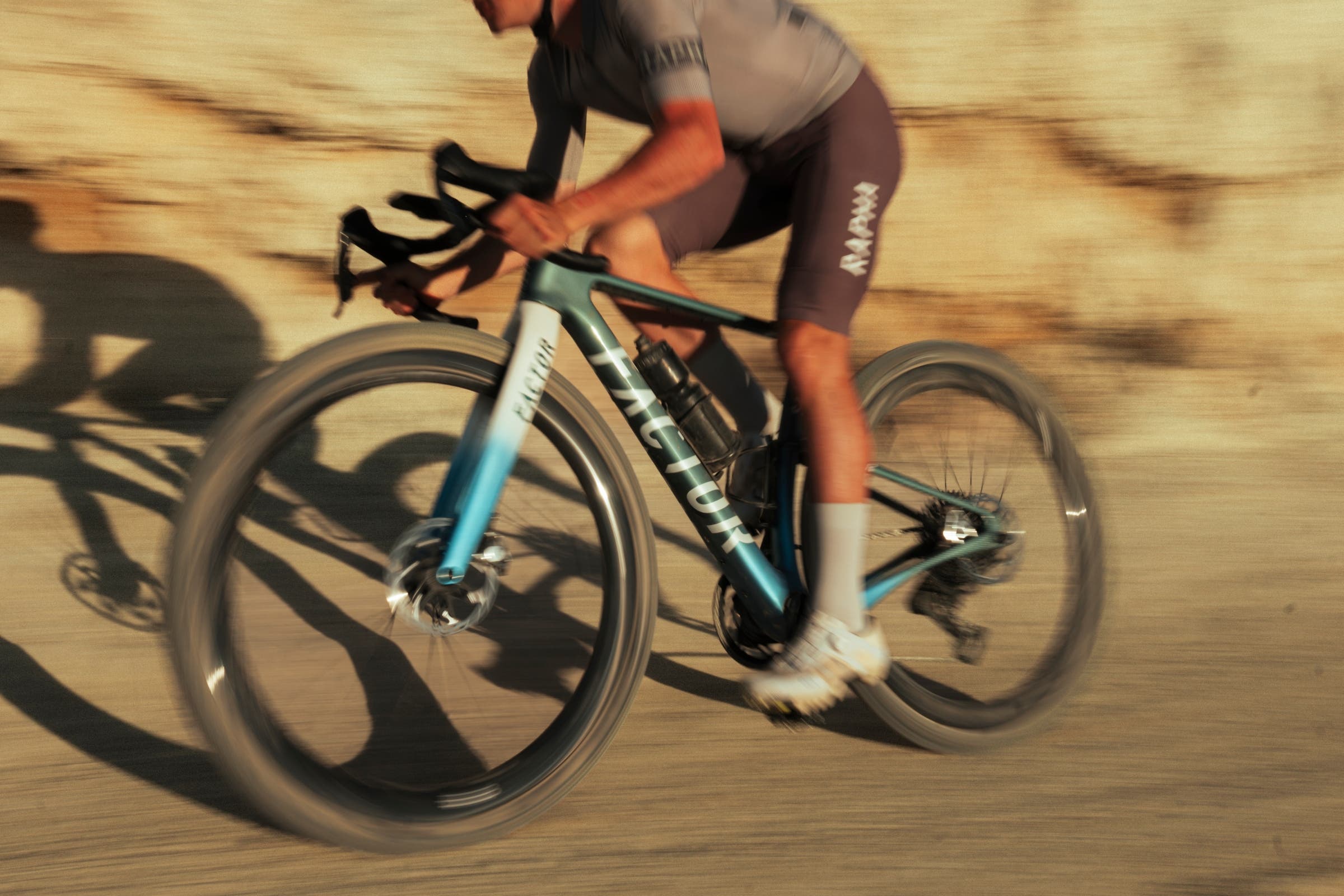 Factor Sarana Action shot