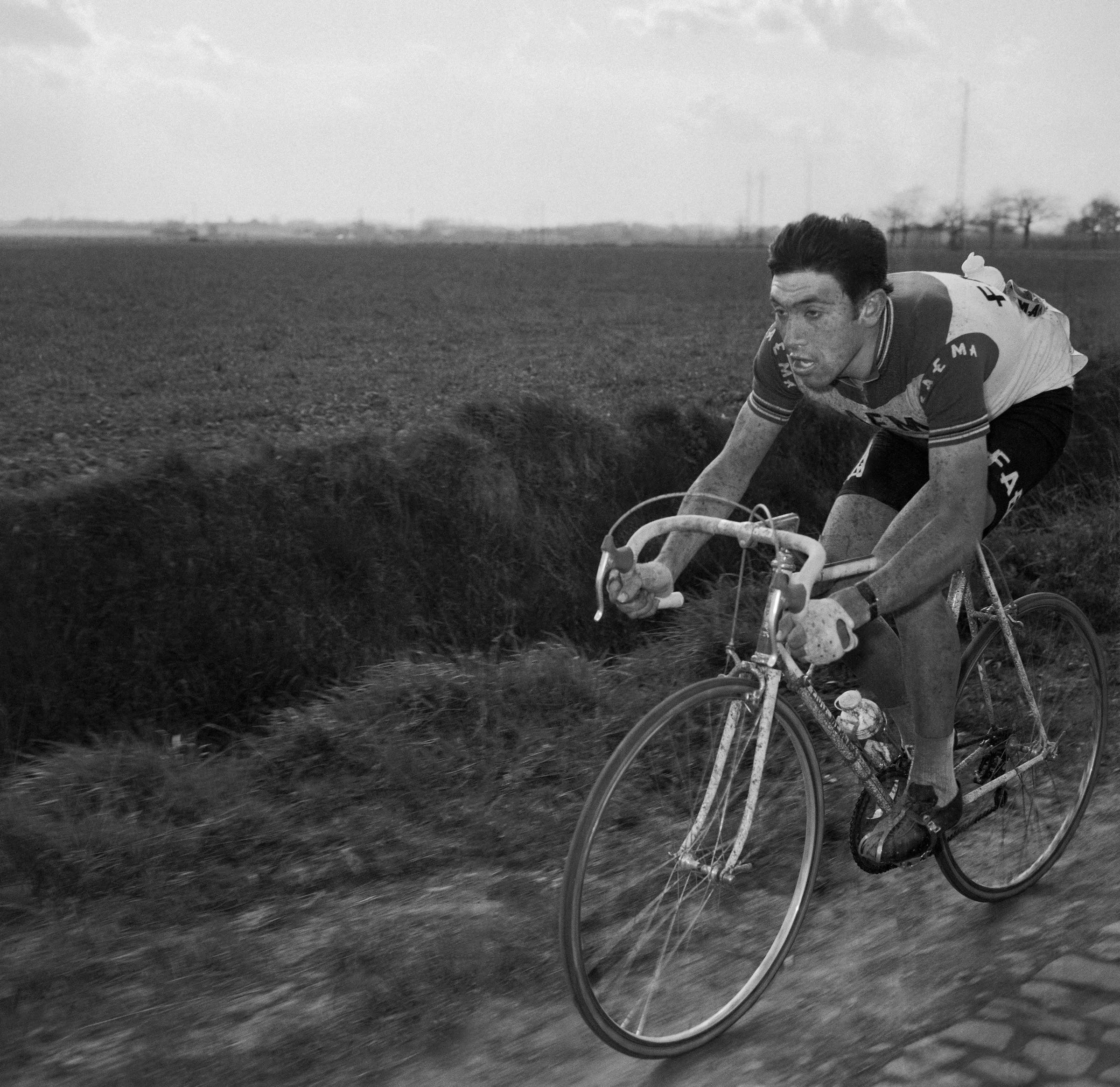 Il campione belga Eddy Merckx si esibisce nella Parigi-Roubaix del 1969 (Foto: AFP)