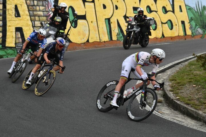 Il corridore sloveno dell'UAE Team Emirate Tadej Pogacar (a destra), il corridore britannico del Q36.5 Pro Cycling team Thomas Pidcock (al centro) e il corridore olandese di Alpecin-Deceuninck Mathieu van der Poel scendono lungo la Cipressa durante la 117esima gara ciclistica classica di un giorno Milano - Sanremo, il 21 marzo 2026. (Foto di Marco BERTORELLO / AFP)