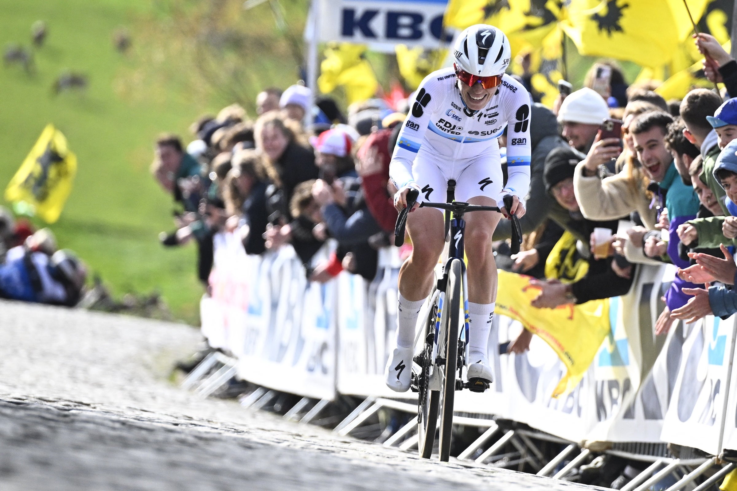 Vollering Vanquishes All in Women’s Tour of Flanders