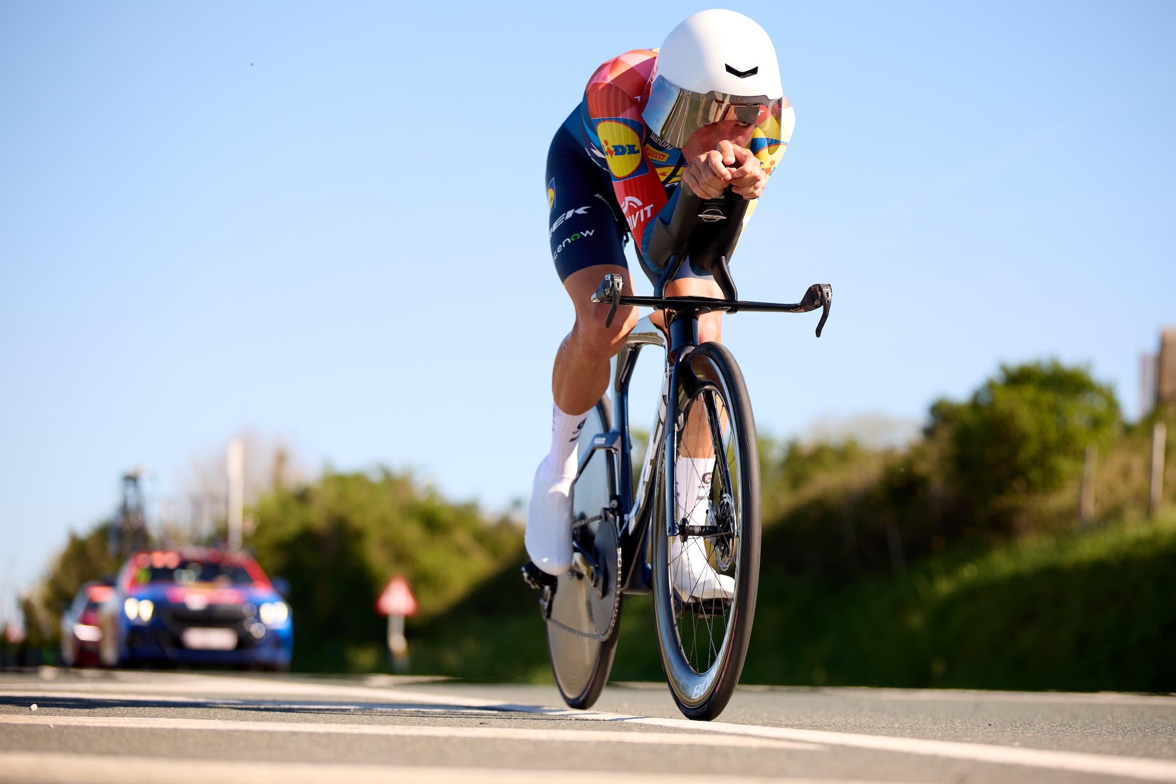 Juan Ayuso (Team Lidl - Trek) durante la cronometro della prima tappa verso l'Itzulia Paesi Baschi, gara in corso (Foto: Ion Alcoba Beitia/Getty Images)