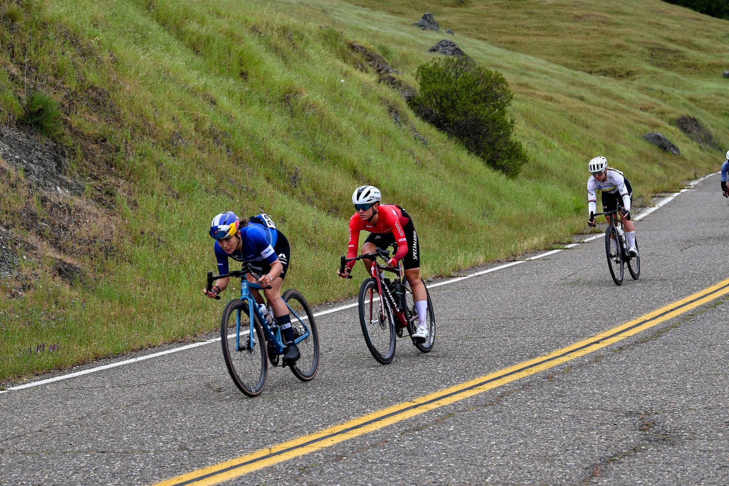 Kate Courtney leads the chase on the descent (Photo: Jenny Keller Photography / Jenny Keller)